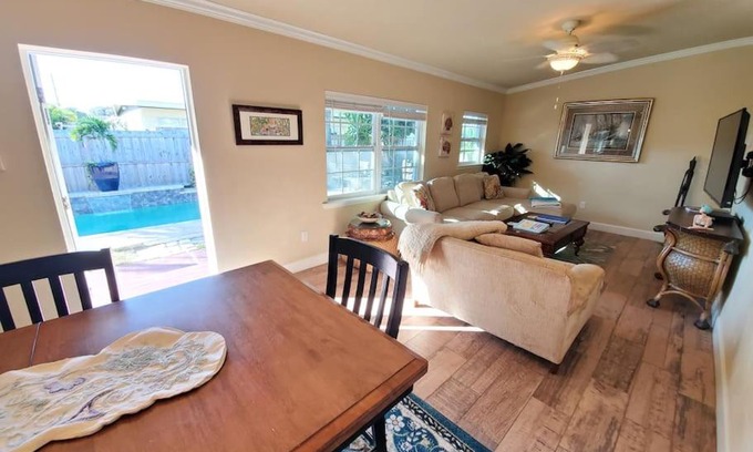 Port Canaveral Apartamento | Bahamian Cottage - Heated Pool Walk to the Beach