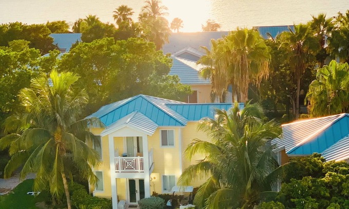 Alice Town Casa | Bahamian Rhapsody: 2-Story Treehouse in Prime Location Boat slip available 40ft