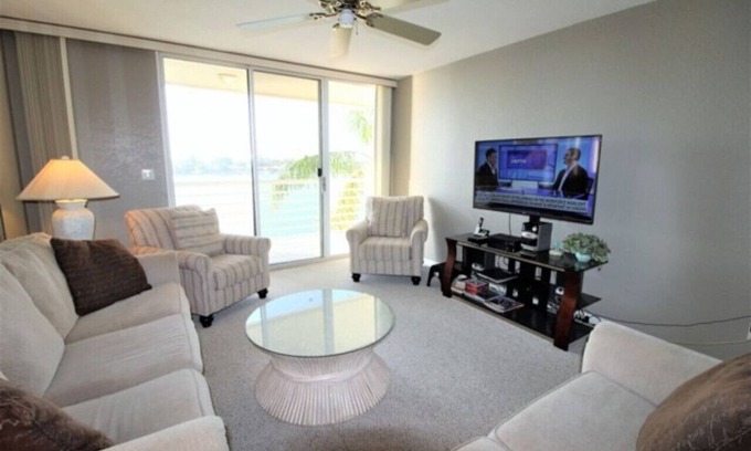 St. Petersburg Condominio | Bahia Vista 14-462 2 habitaciones, 2 baños, 4to piso, Isla Del Sol Cama King WIFI Piscina Jacuzzi