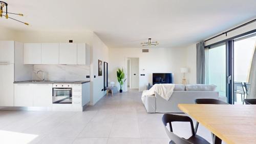 Marina Centro Apartamento | Baia Medea Splendido e Nuovissimo Attico al 5to Piano