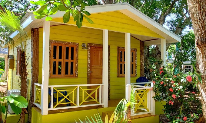 West End Cabaña | Bak A Yaad Eye Catching Cottage