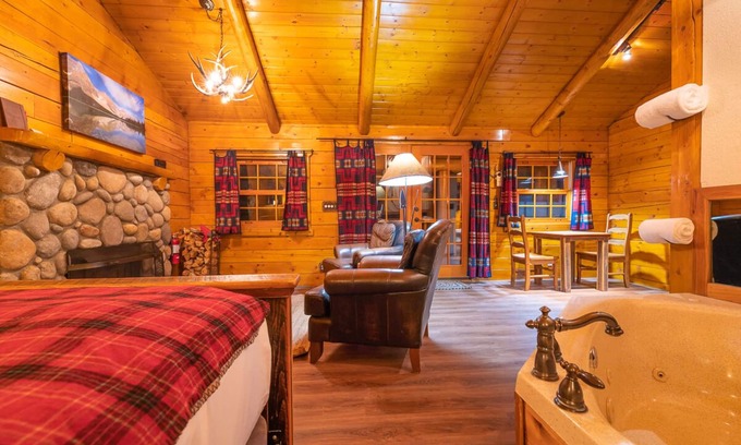 Lake Louise Cabina | Baker Creek | Queen Cabin