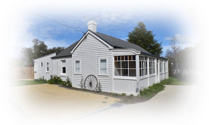 Richmond Casa | "Baker's Cottage" in Historic Richmond, Sleeps 6.