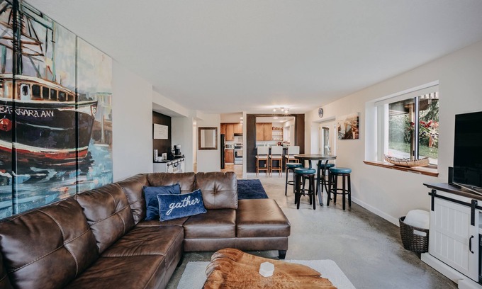 Camano Island Apartamento | Baker View Lodging with hot tub, sound, mountain, and territorial views.
