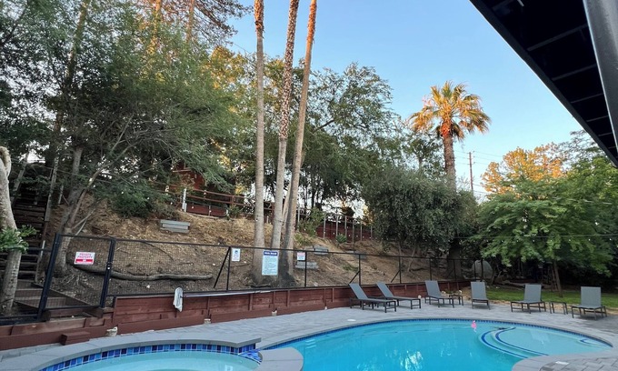 Bakersfield Casa | Bakersfield Luxe Stay- Private Spa Vibes Stylish & Serene