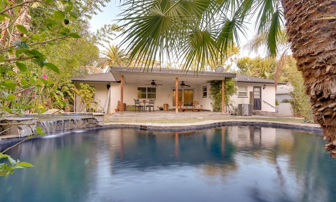 Bakersfield Casa | Bakersfield Oasis: Sweet Tropical Pool Setup!