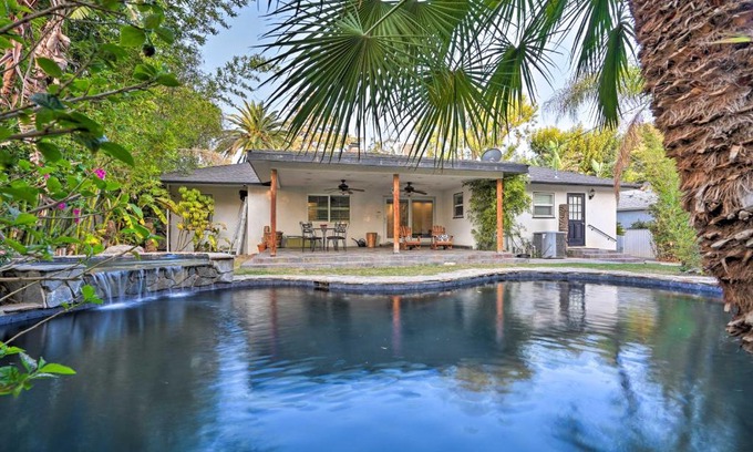 Bakersfield Casa | Bakersfield Oasis Sweet Tropical Pool Setup!