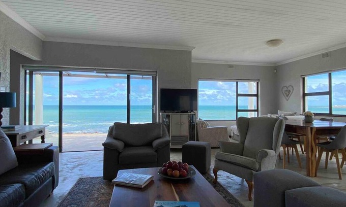 L'Agulhas Casa | Bakgat Stay - Seafront 7-sleeper holiday home