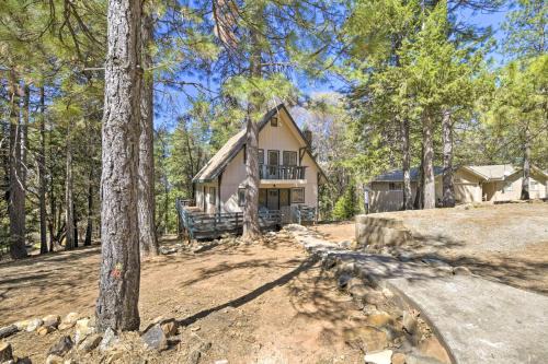 Glencoe Casa | Balcony and Forest Views Cabin in Pioneer!