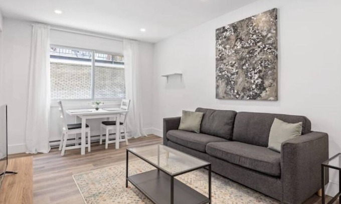Cote-Des-Neiges—Notre-Dame-De-Grace Apartamento | Balcony Hdtv Office Chair+desk Self Check-in