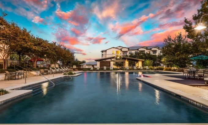 West Oak Hill Apartamento | Balcony Hills View Apt w/ Free Parking + Theater