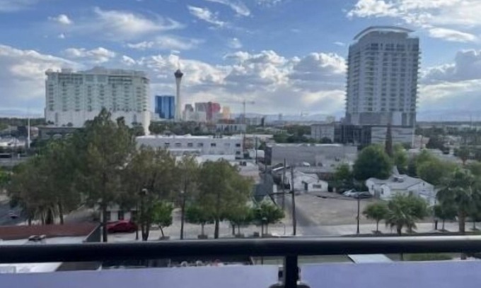 Downtown Las Vegas Condominio | Balcony Luxury High Rise Downtown Fremont Casinos
