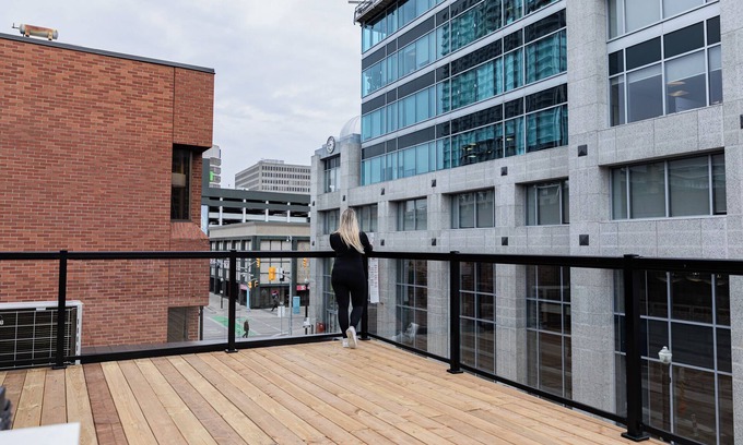 Kitchener Apartamento | Balcony Studio Unit Queen Bed overlooking the city in Prime Downtown Location