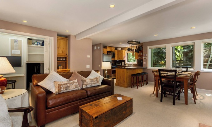 Warm Springs Condominio | Baldy Basecamp at Sun Valley - walk to ski, 3 hot tubs, swimming pool in summer