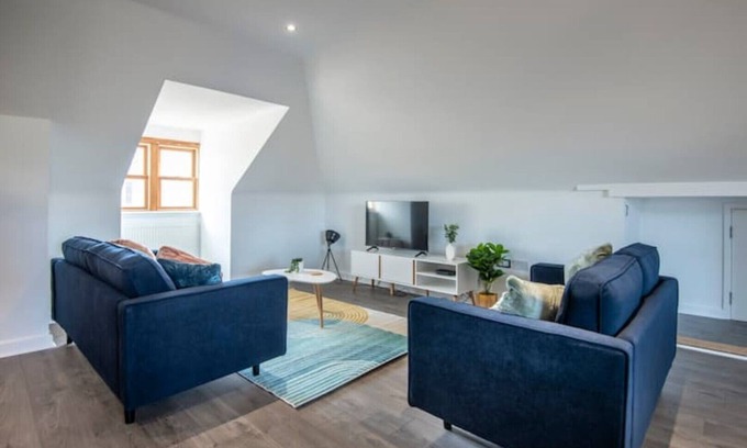 Nightingale Apartamento | Balham Loft: Secure free parking. Close to tube.