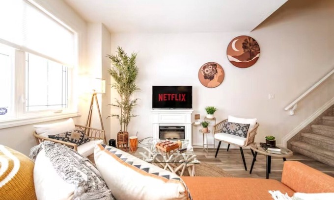 Northwest Edmonton Casa | Bali Escape-King Bed☆Jetted Tub☆Fireplace-Garage