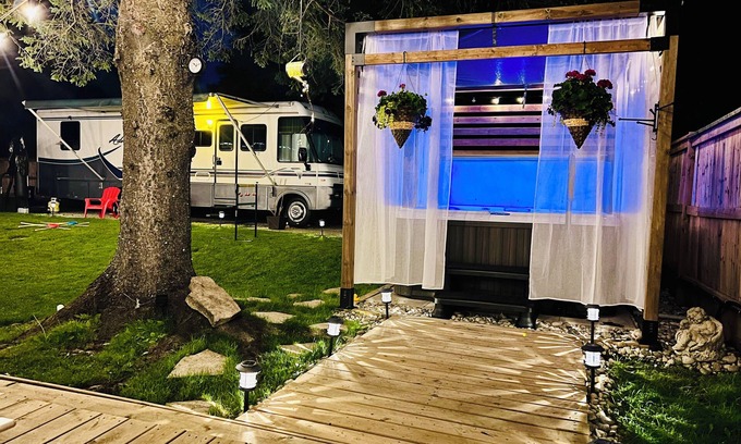 Shallow Lake Casa | Balkans RV & Hot Tub Backyard Retreat