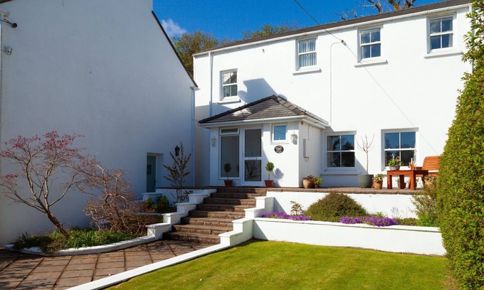 Maughold Cabaña | Ballajora Cottage - a holiday cottage that sleeps 4 guests in 3 bedrooms