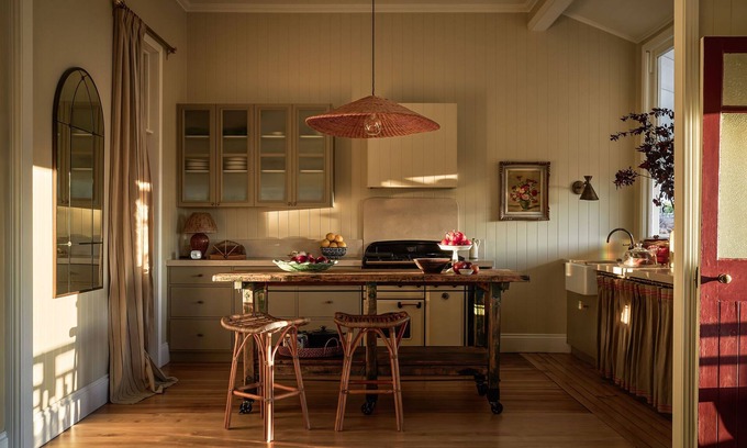 Ballandean Otro | Ballandean Lodge -110-year-old grand Queenslander set on a 6 acre olive grove.