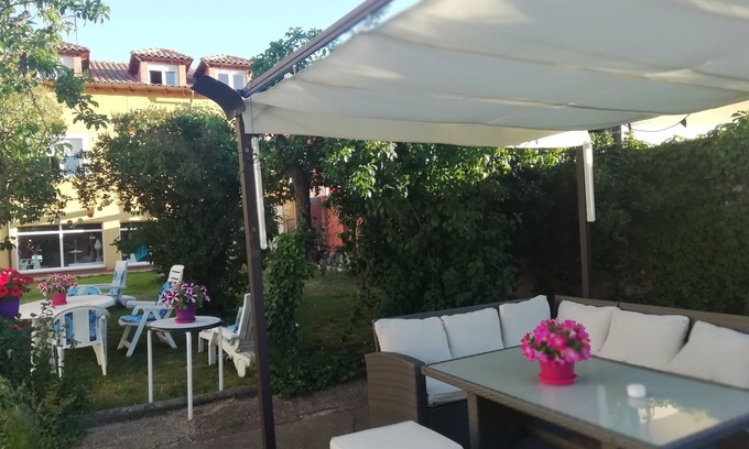 Carbajal de la Legua Apartamento | Boleta. A 5 minutos de León , casa con jardín.