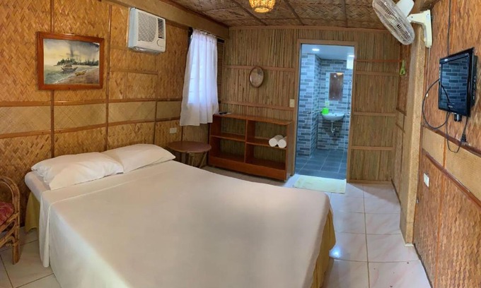 Puerto Galera Hotel | Bamboo House Beach Lodge & Restaurant
