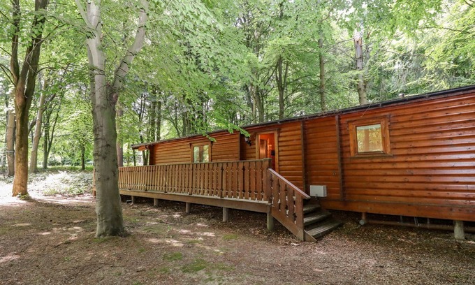 Kenwick Cabaña | BAMBOO RETREAT, character holiday cottage, with hot tub in Louth