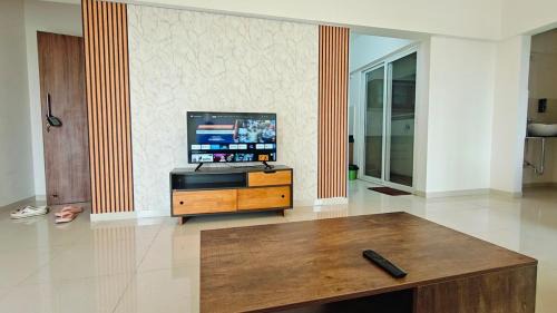 Baner Apartamento | Bamboo Stays 3bhk with Skylounge & pool