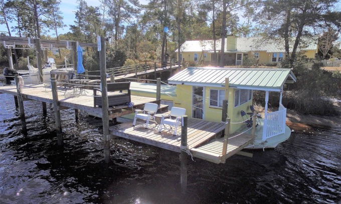 Carrabelle Alquiler De Eote | Banana Boat! Moored at private dock on the Carrabelle River