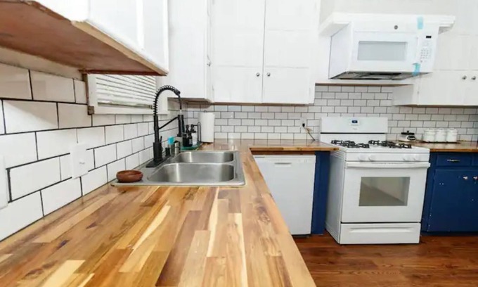 Broadmoor Casa | Banana Cabana- Entire 3 bedroom and 1 bath!