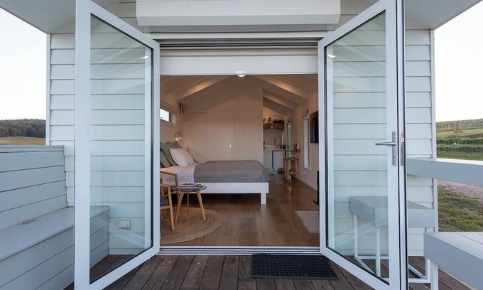 Seaton Cabina | Banjos Cabin Gippsland | Valley Views · Luxury Eco Escape | Pond Valley Views Fi