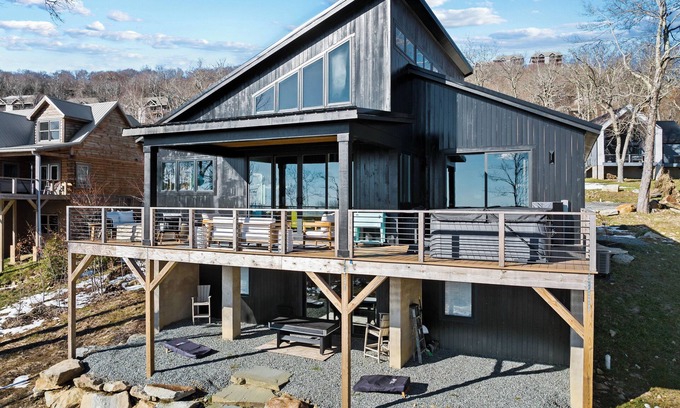 Sugar Mountain Casa | Banner Elk Black Lodge 4 Bed 3 Bath Soaring ceilings Hot Tub and Mtn Views