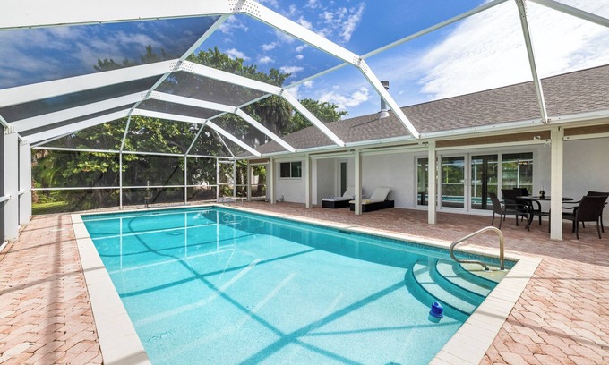 East Rocks Casa | Banyan Beach House on the west end in East Rocks neighborhood!