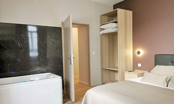 Moyen-Vernet Apartamento | Banyuls-Suite-Suite-Bañera de hidromasaje-vista al canal