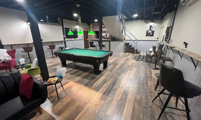 Redmond Casa | Bar, pool table, dart board and 2 bedrooms, what else do you need?