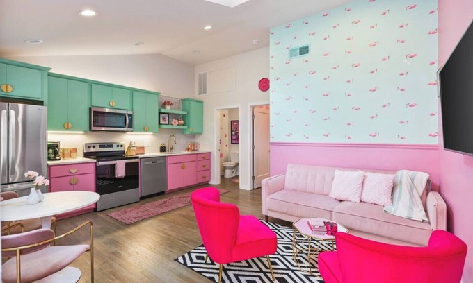 Greenwood Condominio | Barbie Dream Condo - Near Restaurants, Coffee & Bar