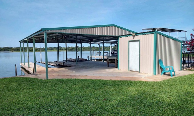 Kingsland Casa | Bare Feet Retreat: Family-Friendly Lakefront Escape.
