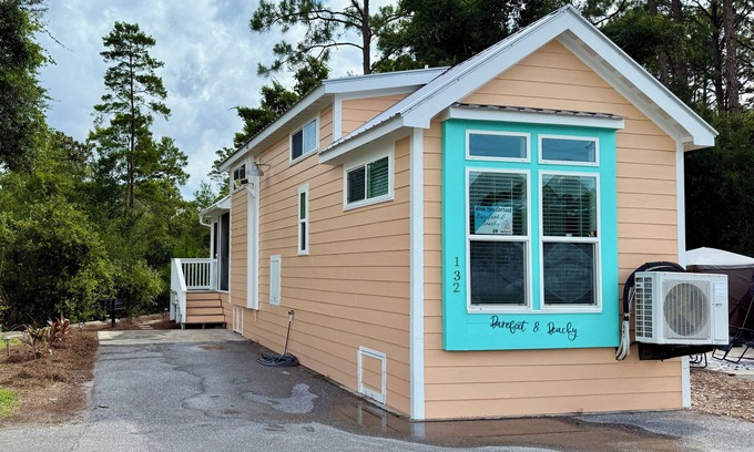 Carrabelle Cabaña | Barefoot & Beachy! Cute, Cozy Cottage-Sleeps 4n