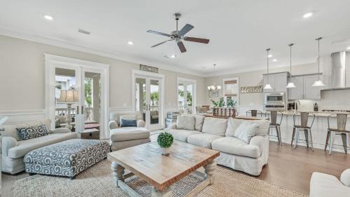 Santa Rosa Beach Casa | Barefoot Paradise by AvantStay Walk to Beach Pool Bikes