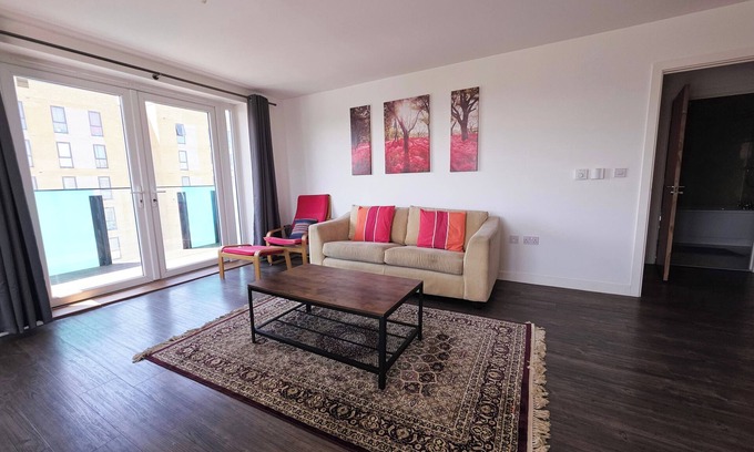 Thames Apartamento | Barking 2 Bed Apt with Parking & Good Travel Links