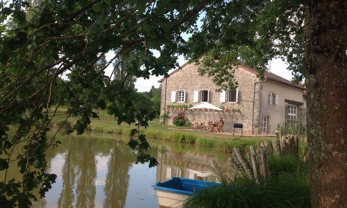 Champniers-et-Reillac Otro | Granero renovado en un entorno rural con lago, petanca y piscina.