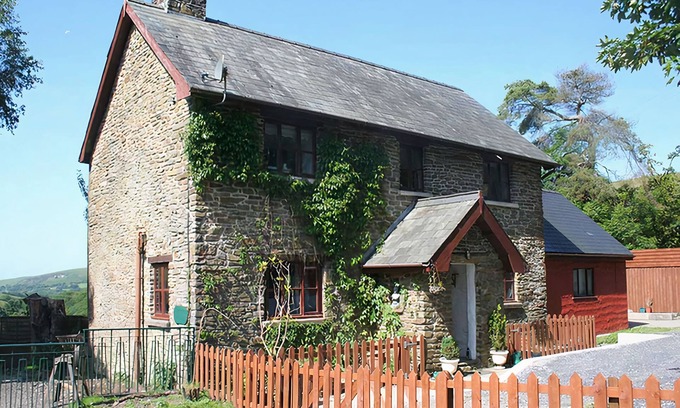 Mawr Cabaña | Barn Cottage - Farm Park Stay with Hot Tub, BBQ & Fire Pit