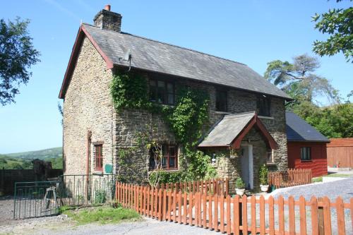 Mawr Cabina | Barn Cottage - Farm Park Stay with Hot Tub