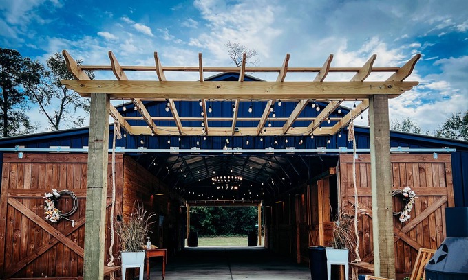 Floyd Dale Casa | Barn Venue apartment with kids games, fire pits, and animal feeding.