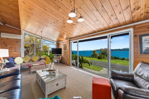 Wharewaka Casa | Barne the Bentley - Taupo Holiday Home