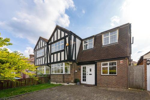 Oakleigh Apartamento | Barnet Serviced Accommodation - Elegant 5-Bedroom Home, Just a 7-Minute Stroll from High Barnet Station - Book Your Stay Today!"