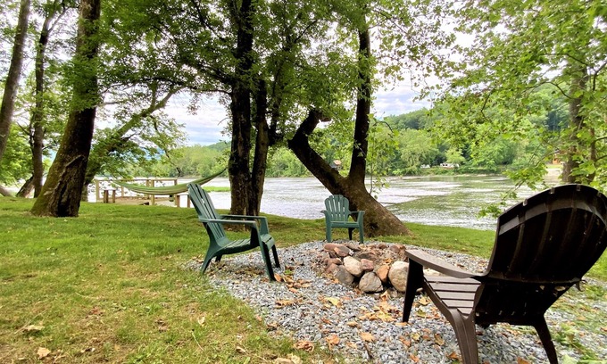 Luray Cabina | Barney's Retreat- Rustic cabin on the river!