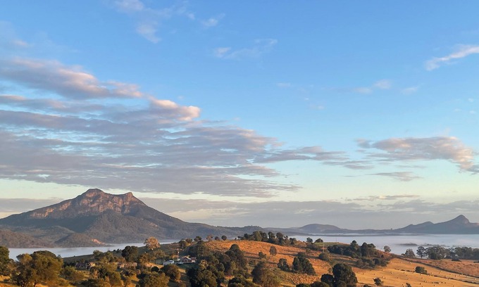 Barney View Cabaña | Barney Views Cottage. Stunning mountain views! Cosy woodfire & outdoor firepit!