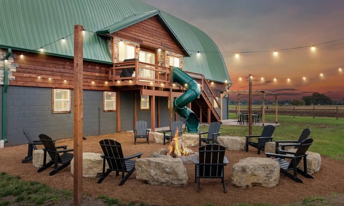 Arena Casa | Barnhouse! Mini Golf, Slide, Theater, Arcade/Games, Pool/Hot Tub/Sauna, Home Gym