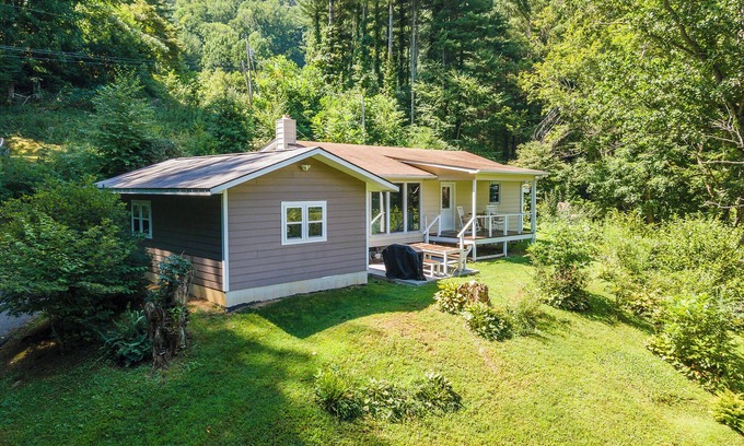 Burnsville Cabaña | Barnview Cottage~Mtn View & Fire Pit~ Grill, WiFi, Private~3 Mins to Burnsville