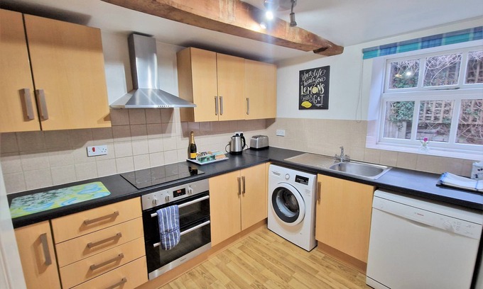 Ivinghoe Cabaña | Barnyard Cottage - three bedroom barn conversion with free wi-fi